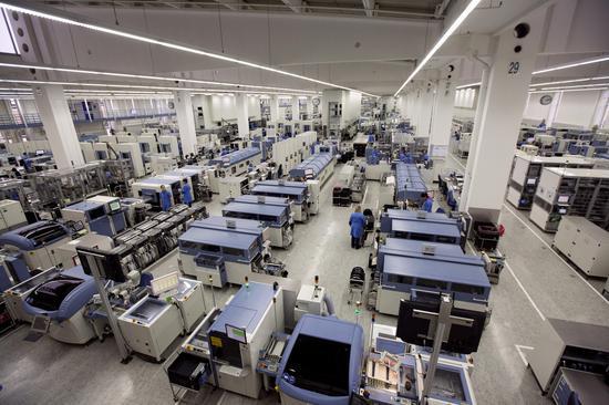 西门子位于德国安贝格的电子产品工厂内,员工在自动化组装线上操作